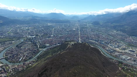 Grenoble-Stadtpanoramaansicht,-Luftdrohnenaufnahme,-Sonniger-Tag,-Französische-Alpen